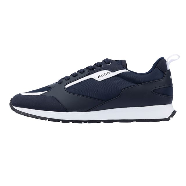 Hugo Icelin Runn Herren Navy Turnschuhe Stylische Sneakers mit einem Obermaterial aus einem Mix aus hochwertigen Materialien für Strapazierfähigkeit und Struktur. Der flache Knöchelkragen sorgt für einen eleganten Look und die gepolsterte Innensohle für ganztägigen Komfort. Die leichte EVA-Laufsohle sorgt für hervorragende Flexibilität und Unterstützung.