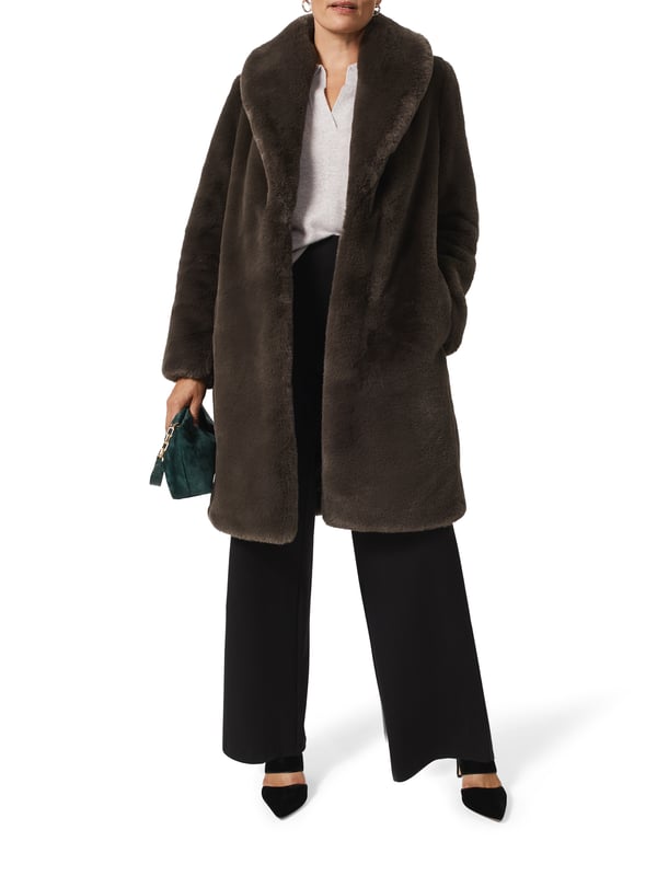 Wrap yourself in luxury with the Gabby Faux Fur Coat, featuring a sleek design that combines comfort and elegance for your casual outings and special events alike.