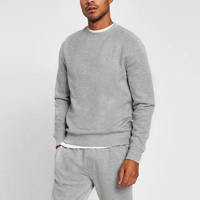 2-delige trainingspakset voor heren Volledig fleece joggingbroek met ronde hals en sweatertrui. Geborstelde fleece aan de binnenkant voor stijl en comfort. Gemaakt van hoogwaardig materiaal. Top met geribbelde manchetten en zoom met lange mouwen. Geribbeld enkelbroekje met 2 zijzakken en enkele achterzak. 52% katoen, 48% polyester. Mag in de wasmachine. Geschikt voor Casual & Jogging, Gym, Sportkleding.