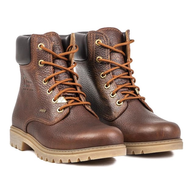 Botines con cordones Pamana Jack Panama 03 GTX 05 de color marrón intenso para hombre con parte superior de cuero texturizado y cuello acolchado de cuero negro. 6 ojales metálicos. cordones tonales. y marca en relieve en el talón. Estos son impermeables. Elaboración española. Las botas de montaña duraderas están rematadas con un forro suave. y suela de goma color canela con banda de rodadura con tacos.