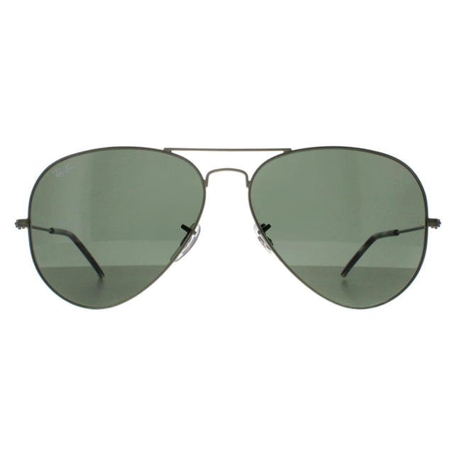 Ray-Ban Aviator Unisex Verde Transparente Mate G-15 Las gafas de sol Aviator RB3025 verdes se diseñaron originalmente en 1936 para los pilotos militares estadounidenses y desde entonces se han convertido en uno de los modelos de gafas de sol más icónicos del mundo. Este diseño atemporal se caracteriza por su fina montura de alambre metálico, grandes lentes en forma de lágrima y finas patillas metálicas que incorporan terminales y plaquetas nasales de silicona para un ajuste cómodo y personalizado. Este modelo clásico está disponible en varias tallas y colores.