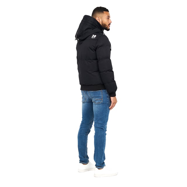 100% Polyester. Design: bestickt, Logo. Mit Kapuze. Langärmlig. Wattiert, Gummi-Abzeichen. Bündchen: gerippt. Kapuzenmerkmale: anpassbar, mit Kordelzug, Kunstfell, angenähte Kapuze. Taschenart: Zwei Seitentaschen, Eine Armtasche, Klappenverschluss, Reißverschluss, 1 Brusttasche. Durchgehender Reißverschluss, Druckknopf. Saum: gerippt. S: 96,52 cm. M: 102 cm. L: 107 cm. XL: 112 cm. XXL: 116,84 cm.