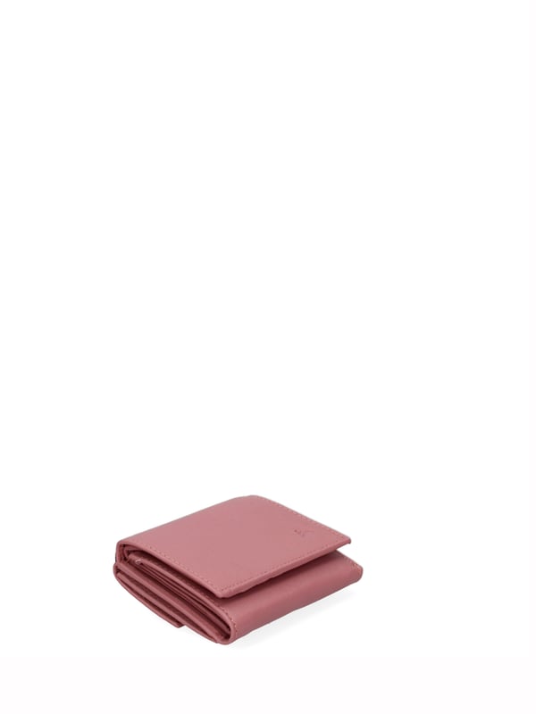 Cartera de hombre. El cierre es con botón de presión. Los bolsillos internos son tarjeteros y porta billetes. Los bolsillos exteriores son uno trasero con clip. Falta la correa para el hombro. Falta el mango. Hay un compartimento interno. El material exterior es 100% Piel Auténtica. Internamente está forrado en piel auténtica. Medidas: 8x10x3 cm. Producto de moda