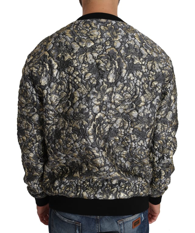 Dolce \u0026 Gabbana Jacquard Palm Tree Crewneck-tröja\n  100% äkta och helt ny med taggar\n  Pullover med crewneck-design\n  Flerfärgad palett med nyanser av grått och guld\n  SAMBA Jacquard Palm Tree-motiv\n  Logotypdetaljer\n  Tillverkad i Italien\n  Hantverk av hög kvalitet\n  Materialets sammansättning: 54% Polyester 17% Silke 17% Nylon 12% Metallfiber\n  Finns i märkesstorlek IT46 / US36 (passar storlek S)\n  Perfekt komplement till alla garderober\nMaterial: 54% Polyester 17% Silke 17% Nylon 12% Metallfiber