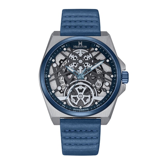 Kast van 316L chirurgisch roestvrij staal, Seiko NH35 automatisch uurwerk met juwelen, 24 juwelenlagers, gangreserve van 28 uur, slagen per uur (BPH): 21.600/uur, mineraalglas met saffiercoating, wijzerplaat met skeletmotief, kijkachterkant om het uurwerk te bekijken, band van echt leer, sluiting van roestvrij staal met gegraveerd logo, lichtgevende wijzers, lichtgevende markeringen, datumweergave, kastdiameter van 44 mm, polsomtrek van 195-245 mm, waterbestendigheid van 5 ATM.