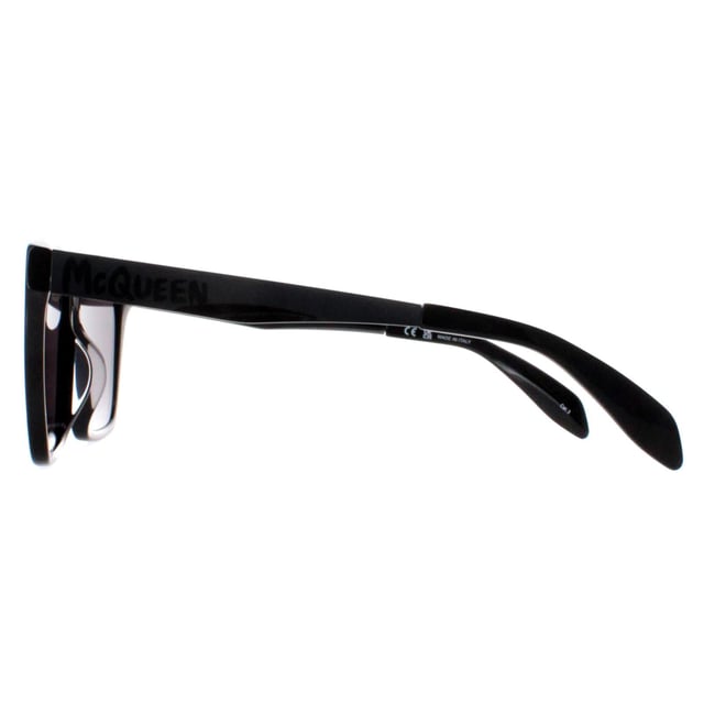 Las gafas de sol Alexander McQueen AM0352S 001 en negro brillante y gris cromado oscuro redefinen las gafas contemporÃ¡neas con su diseÃ±o atrevido y su impecable elaboraciÃ³n. Estas gafas de sol cuentan con una silueta cuadrada distintiva que llama la atenciÃ³n, encapsulando perfectamente la estÃ©tica vanguardista de la marca. La elegante montura estÃ¡ adornada con el logotipo de McQueen en las patillas, aÃ±adiendo un toque de encanto rebelde a cualquier look. Las gafas de sol AM0352S combinan a la perfecciÃ³n moda y funcionalidad gracias a sus lentes de gran tamaÃ±o que aportan estilo y protecciÃ³n UV superior. Marca tendencia y transmite confianza a cada paso con estas icÃ³nicas gafas de sol Alexander McQueen, el accesorio definitivo para quienes se atreven a superar los lÃ­mites del estilo.