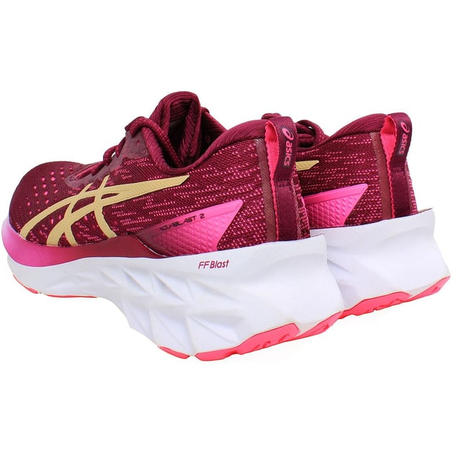 Ontworpen voor de moderne hardloper die comfort, responsiviteit en opvallende esthetiek zoekt, zijn de ASICS NovaBlast 2 Dames Roze Sneakers een veelzijdige keuze voor zowel casual joggers als toegewijde atleten. De gedurfde roze kleur voegt niet alleen een vleugje vrouwelijkheid toe, maar zorgt ook voor zichtbaarheid op de baan.

Belangrijkste Kenmerken:

 FlyteFoam Blast Middenzool:  De NovaBlast 2 beschikt over ASICS' innovatieve FlyteFoam Blast-technologie in de middenzool, die een energiek en responsief gevoel geeft bij elke stap. Dit lichtgewicht materiaal verbetert de demping zonder in te boeten op prestaties.

 Uitgebreide Achtervoet GEL Technologie:  Een kenmerkende functie is de integratie van GEL-technologie in de achtervoet, die superieure schokabsorptie biedt tijdens hakslagen. Dit minimaliseert impactkrachten, wat leidt tot een soepelere en comfortabelere loopervaring.

 Trusstic Systeem Technologie:  Het Trusstic Systeem verhoogt de stabiliteit en ondersteuning zonder extra gewicht toe te voegen. Het verstevigt het middenvoetgebied, voorkomt overmatige draaiing en zorgt voor een veilige pasvorm voor verschillende voetvormen.

 Ademend Mesh Bovenwerk:  Het ademende mesh bovenwerk houdt je voeten koel en comfortabel, zelfs tijdens intense workouts. Het materiaal bevordert de luchtstroom, voorkomt oververhitting en vochtophoping.

 OrthoLite X-40 Inlegzool:  Ontworpen voor langdurig comfort, biedt de OrthoLite X-40 inlegzool vochtbeheer en ademend vermogen, waardoor een droge en gezonde omgeving voor je voeten wordt gegarandeerd tijdens je run.

 AHAR Rubber Buitenzool:  De duurzame AHAR (ASICS High Abrasion Rubber) buitenzool zorgt voor uitstekende grip en verlengt de levensduur van de schoen. Het biedt betrouwbare grip op verschillende oppervlakken, waardoor deze sneakers geschikt zijn voor zowel straat- als trailrunning.