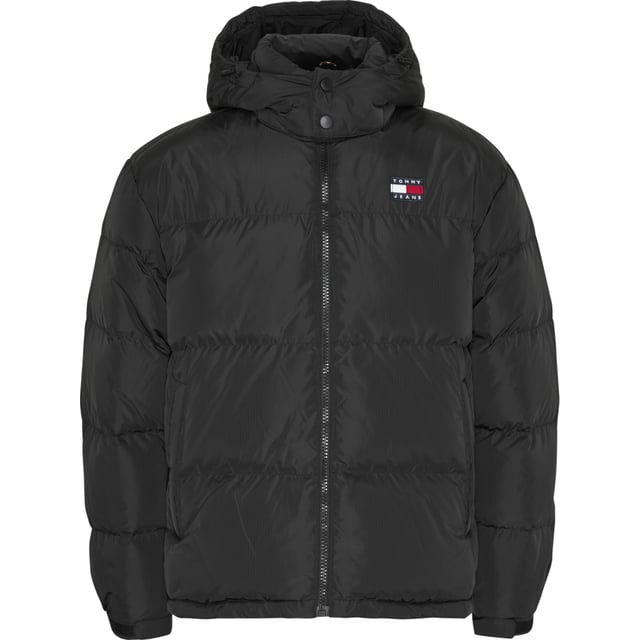 Chaqueta para hombre de la marca Tommy Jeans en color negro. La chaqueta está hecha de poliéster reciclado y tiene un corte regular. En el pecho lleva el icónico logo de Tommy.  Marca: Tommy JeansNombre del modelo: Alaska Puffer JacketCategoría: chaqueta de hombreMateriales: poliéster recicladoColor: negro
