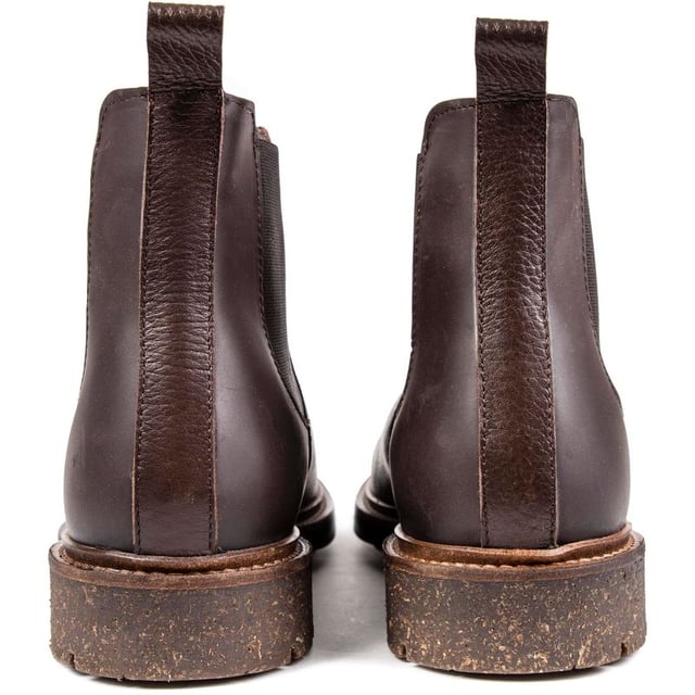Disfruta de la moda con conciencia con la marca de calzado sostenible RE.SOLE. Esta bota Chelsea con punta lisa para hombre de la recién lanzada empresa de calzado sostenible es exclusiva de Soletrader y está cuidadosamente terminada con sutiles detalles de la marca. El cuero utilizado en este modelo sin cordones proviene del Leather Working Group y la suela está hecha en un 80 % de caucho reciclado. Además, el forro es 90% poliéster reciclado y la suela exterior es de cuero aglomerado reciclado. RE.SOLE es la marca sostenible del futuro.