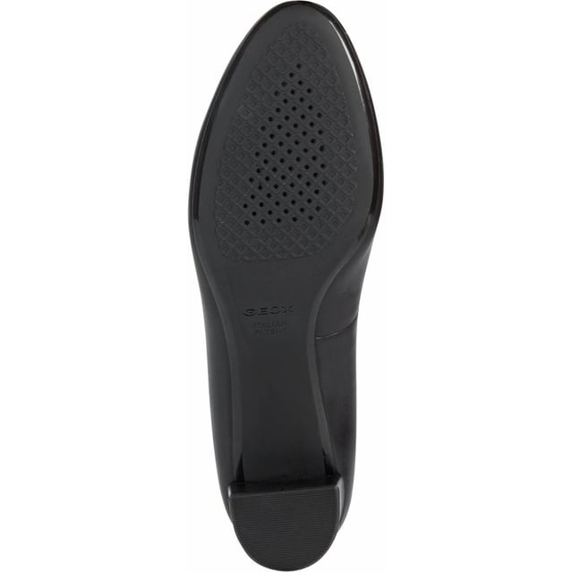 Oozing classic charm, Pheby 50 is a formal-looking court shoe and the perfect way to elevate a refined outfit or a special-event look. The upper in supple nappa rests on a mid-height column heel.