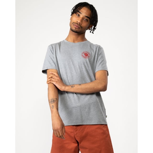 Men&rsquo;s 1960 Logo T-shirt M
Short-sleeved t-shirt in a sustainable jersey knit that combines the softness of organic cotton with the functionality and durability of recycled polyester. Wicks away moisture and dries quickly, making it extra comfortable in warm climates. Round neckline and little logo printed on the chest.

Lightweight And Quick Drying In Warm Climates.
60% Organic Cotton, 40% Recycled Polyester.
Small Logo Printed On The Chest.
Round Neckline.
Durable, Lightweight, Channels Moisture

Material

Organic, Recycled
Polyester: 60%, Cotton: 40%

Care

40°C Mild Process
Do Not Dry Clean
Do Not Tumble Dry
Do Not Bleach
Iron 1 Dot - Max 110°C
Do Not Use Fabric Softener, Wash With Similar Colors

Id: 87313