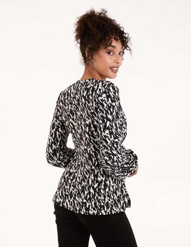 This wrap top is the perfect staple for giving any outfit a fiercely feminine feel, whatever the occasion.