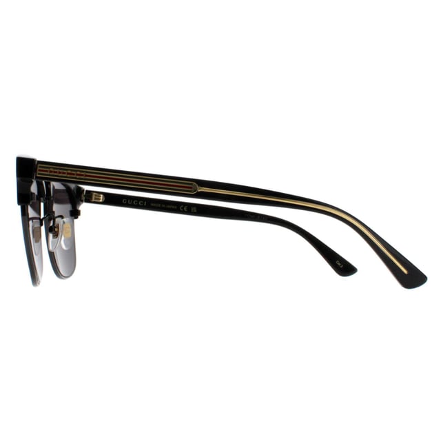 Die quadratische Gucci-Sonnenbrille GG0382S für Herren in Schwarz und Grau vereint Raffinesse mit tadellosem Design. Diese Sonnenbrille ist ein luxuriöses Statement mit einer zeitlosen, quadratischen Form, die zu verschiedenen Gesichtsformen passt, und dem ikonischen, ineinandergreifenden GG-Logo auf den Bügeln, das für den unverwechselbaren Gucci-Touch sorgt. Die mit viel Liebe zum Detail gefertigten Gläser sind in einer Reihe von exquisiten Farbtönen erhältlich und garantieren dank der hochwertigen Materialien Langlebigkeit und Komfort.
