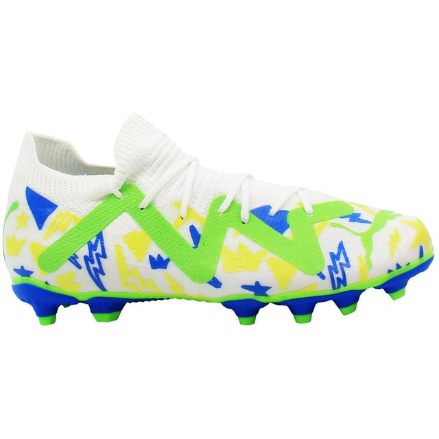 Puma Future Match x Neymar FG/AG Kinderen Witte Voetbalschoenen, een speciale samenwerking tussen Puma en de Braziliaanse voetbalsuperster Neymar Jr. Deze schoenen zijn met veel zorg ontworpen om jonge voetballers uitzonderlijke prestaties en stijl te bieden op zowel stevige ondergrond (FG) als kunstgras (AG).

Belangrijkste Kenmerken:

Samenwerking met Neymar Jr.: De Future Match x Neymar Kinderen Voetbalschoenen zijn ontworpen in samenwerking met Neymar Jr., waarbij zijn kenmerkende stijl en flair in het ontwerp zijn verwerkt. Geïnspireerd door een van de beste voetballers ter wereld, zijn deze schoenen geoptimaliseerd voor prestaties en comfort op het veld.

Veelzijdige Buitenzool: De FG/AG-buitenzool is ontworpen om grip en stabiliteit te bieden op zowel stevige ondergrond als kunstgras. Met strategisch geplaatste noppen en groeven levert deze zool optimale grip en wendbaarheid, waardoor jonge spelers zich naadloos kunnen aanpassen aan verschillende veldomstandigheden.

DynamicFit Bovenwerk: Ontworpen met Puma's DynamicFit-technologie, hebben deze schoenen een bovenwerk dat uitzonderlijke lockdown en stabiliteit biedt. Dit zorgt voor nauwkeurige respons en wendbaarheid tijdens snelle bewegingen op het veld, waardoor jonge spelers het vertrouwen hebben om elke uitdaging aan te gaan.

GripControl Technologie: Geïntegreerd in het bovenwerk, verbetert Puma's GripControl-technologie het balbeheer en de controle, waardoor jonge spelers de bal kunnen behouden en nauwkeurige passes en schoten met gemak kunnen uitvoeren. Of het nu in natte of droge omstandigheden is, deze schoenen bieden betrouwbare grip en controle.

Samengevat combineren de Puma Future Match x Neymar FG/AG Kinderen Witte Voetbalschoenen top-prestaties met Neymar Jr.'s kenmerkende stijl om jonge atleten in staat te stellen te stralen op het veld. Ervaar ongeëvenaard comfort, wendbaarheid en controle met elke stap, en laat de volgende generatie voetbaltalenten hun potentieel ontplooien.