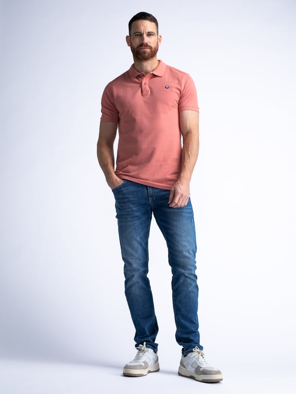 Unifarbenes Poloshirt mit offenem Kragen und Knopfleiste. Das Poloshirt ist mit einem im Brustbereich applizierten, dezenten Logo-Emblem ausgeführt. Hergestellt aus 100 % Baumwolle. Du schwankst zwischen zwei Größen? Nimm die größere Größe! Unifarbenes, klassisches PoloshirtOffener KragenKnopfverschlussDezentes Logo-Emblem100 % Baumwolle