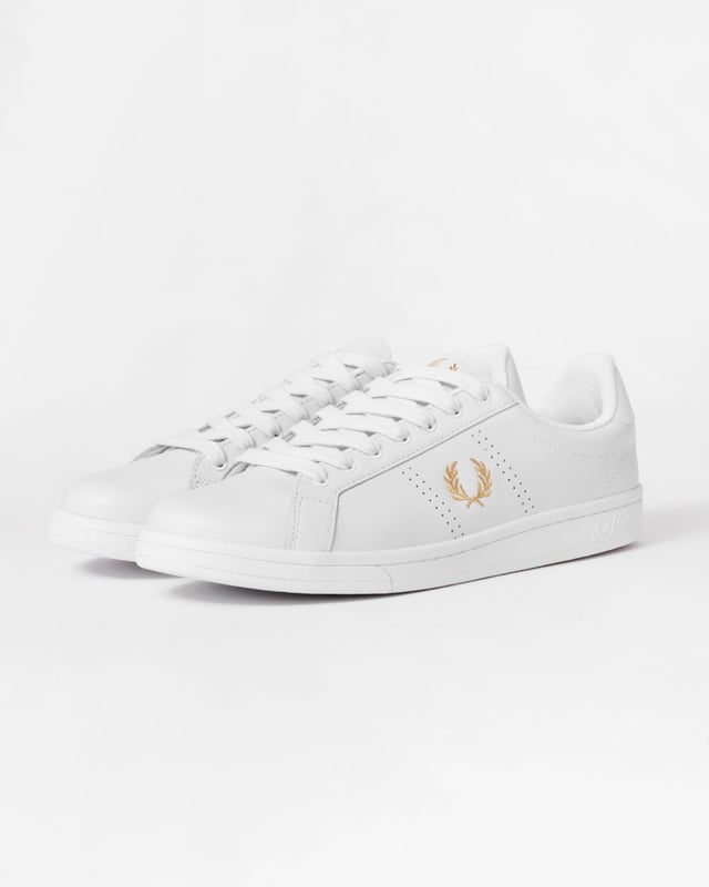 Sneaker vervaardigd met een zachte leren bovenkant van volnerfleer voor een hoogwaardige afwerking. Voorzien van geperforeerde zijpanelen voor verbeterde ademendheid en stijl. Geplaatst op een duurzame rubberen zool voor betrouwbare grip en de hele dag comfort.