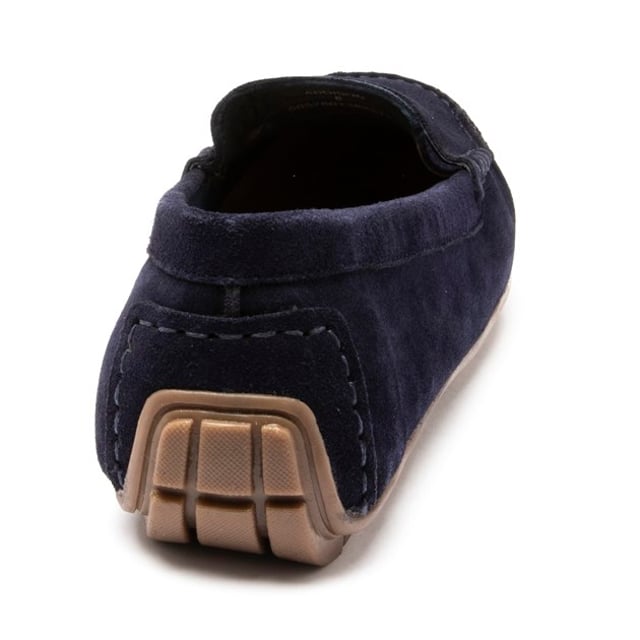 Ponte el mocasín Adison para hombre de Lotus esta temporada para renovarte el verano. Estas zapatillas sin cordones en color azul marino están confeccionadas con gamuza de primera calidad y se completan con un agarre texturizado en el talón para darle un acabado moderno.