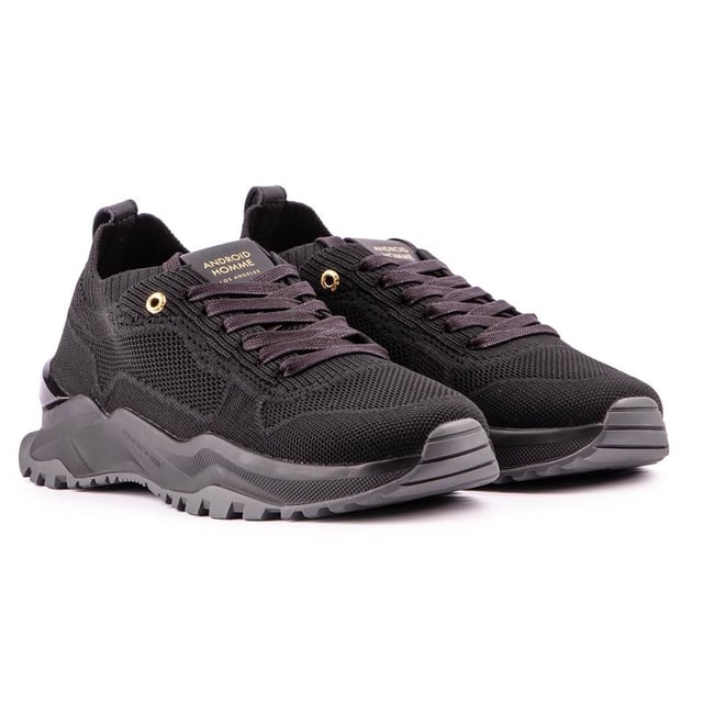 Deportivo. moderno y elegante. El Carrillo Leo Racer de Android Homme muestra frescura informal y ligereza. Estilo contemporáneo con vibraciones urbanas. Confeccionado con una parte superior tipo calcetín. Estas zapatillas cuentan con la plantilla dorada característica de la marca y la marca del diseñador agrega un toque sofisticado a la silueta de estilo running. Un trozo. La llamativa suela exterior proporciona una durabilidad duradera.