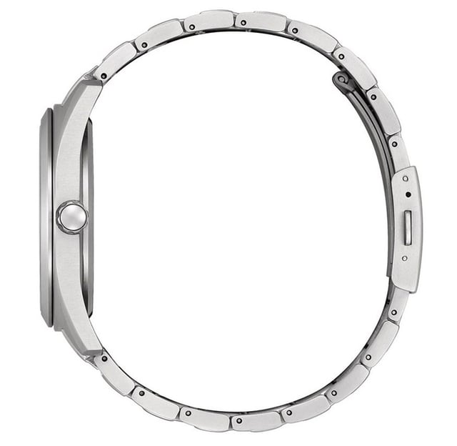Diese analoge Herrenarmbanduhr von Citizen ist das perfekte Zeitmessgerät zum Tragen oder Verschenken. Das silberne 42 mm runde Gehäuse, kombiniert mit dem bequemen Silbertitan-Armband, garantiert Ihnen, dass Sie dieses beeindruckende Zeitstück ohne Kompromisse genießen können. Angetrieben von einem hochwertigen Eco-Drive-Uhrwerk und bis zu 5 bar wasserdicht, wird Ihre Uhr weiterhin ticken. ECO-DRIVE - Eco-Drive ist eine 40-jährige Kerntechnologie von CITIZEN, die selbst bei schwachem Licht Energie erzeugt und es Uhren ermöglicht, auch im Dunkeln über sechs Monate lang zu laufen. Diese analoge Uhr verfügt über eine Kalenderfunktion: Datum, solarbetrieben, leuchtende Zeiger und leuchtende Zahlen. Hochwertiges 21 cm langes und 22 mm breites Silbertitan-Armband mit einem Klappverschluss mit Druckknopf. Gehäusedurchmesser: 42 mm, Geästärke: 9 mm, Gehäusefarbe: Silber und Ziffernblattfarbe: Schwarz.