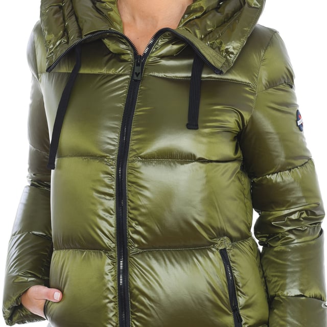 Padded jacket Vuarnet.
 High collar with hood.
 Two-way zipper closure.
 Two pockets with zipper closure on the sides.
 One internal zipper pocket.
 Brand print on one sleeve.
 Seams seen in tone.
 Composition: 100% Polyamide
 Care:
Wash at maximum temperature 30º.
 Do not iron.
 Do not use bleach.
 Do not use dryer.
 Do not dry clean.