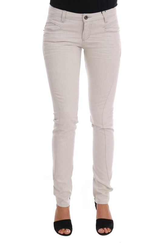 A estrenar con etiquetas.
  Vaqueros CNC 100% autenticos de CoSTUME NATIONAL CNC.
  Corte entallado.
  Color: Blanco.
  Material: 98% algodon 2% elastano.
  Bragueta: Cremallera y boton.
  Detalles del logotipo.
  Fabricado en Italia.