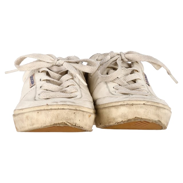 Empfohlener Verkaufspreis
Die Golden Goose Soul Star Sneakers aus elfenbeinfarbenem Leder sind eine vielseitige und stilvolle Wahl für Freizeit und Alltag. Das Modell aus weißem Nappaleder besticht durch sein zeitloses Design mit einer weißen Fersenlasche aus Leder als zusätzliches Detail. Die weißen Schnürsenkel verleihen diesen Sneakers einen klassischen Touch und machen sie zu einer schicken und trendigen Ergänzung Ihrer Schuhkollektion. Inspiriert von der Entwicklung des Sneakers vom Performance-Modell zum Alltags-Essential vereinen die Soul Star Sneakers mühelos Komfort und Mode.

Golden Goose Soul Star Sneakers aus elfenbeinfarbenem Leder
Zustand: Sehr gut
Gebrauchsspuren: Leichte Gebrauchsspuren, wenig getragen, aber sehr gut erhalten. Leichte Gebrauchsspuren an Sohlen und Knicken, leichte Abnutzungsspuren an Sohlen und Fersen.
Verpackung: Staubbeutel
Farbe: Weiß | Elfenbein
Material: Leder
Größe: EU 38/US 8
Maße: Absatzhöhe: 30; Innensohlenlänge: 270
Artikelnummer: NAPPUGBSH398319W