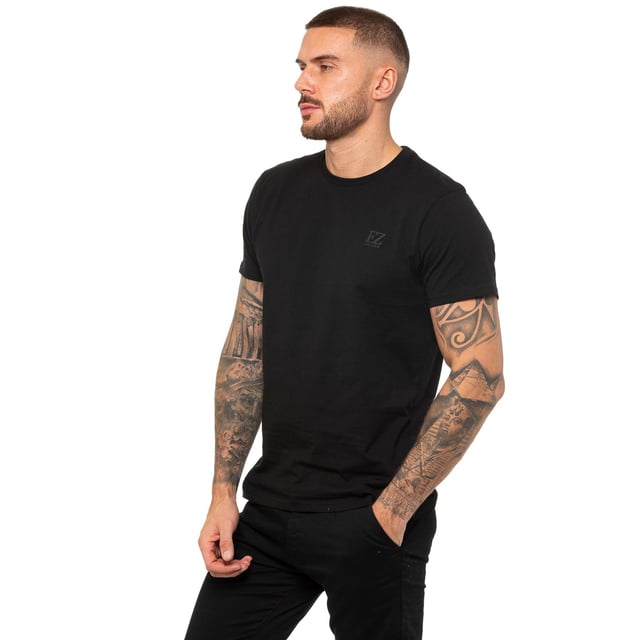 Enzo Herren-T-Shirt mit normaler Passform. Gesticktes Enzo-Logo auf der Vorderseite. Rundhalsausschnitt, kurze Ärmel. 50% Baumwolle, 50% Elastan. Maschinenwaschbar (siehe Etikett). Ideal für Fitnessstudio, Freizeitkleidung
