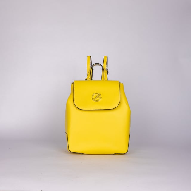 Vår gula ryggsäck är den perfekta följeslagaren för dina dynamiska dagar. Den är perfekt för att bära allt du behöver utan att ge avkall på stil. Den moderna designen och den livfulla färgen gör den till ett måste för dem som älskar mode och praktiska funktioner. Mått: B23 x H15,5 x D28 cm