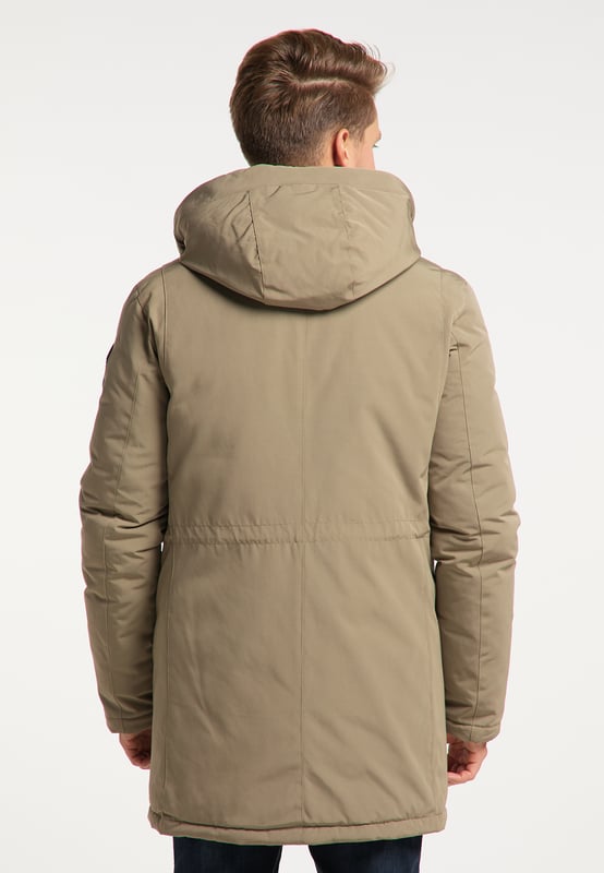 Klaar voor het winterseizoen? Met deze gewatteerde jas van Mo kom je gegarandeerd goed beschermd de koude winterdagen door. Het robuuste, licht glanzende buitenmateriaal voelt zacht aan en ziet er dankzij het katoengehalte sportief uit.  De rechte, klassieke vorm heeft een elastisch trekkoord aan de achterkant en biedt zo evenveel bescherming als de grote, gevoerde capuchon met trekkoord. De schuine klepzakken met drukknopen en een binnenzak bieden voldoende ruimte om belangrijke gebruiksvoorwerpen veilig op te bergen. Stabiele geribde manchetten en een grote coole logobadge op de bovenarm ronden het model af.