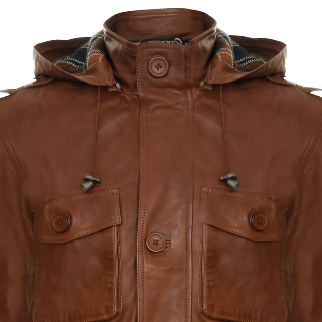 Een prachtig getailleerd warm leren jack gemaakt van zacht soepel nappaleer. Deze jas heeft een YKK-ritssluiting die wordt overlapt door knopen voor extra comfort. TA prachtig getailleerd warm leren jack gemaakt van zacht soepel nappaleer. Deze jas heeft een YKK-ritssluiting die wordt overlapt door knopen voor extra comfort. Om de koude wind buiten te houden, heb je een hoge kraag met trechterhals. Daarnaast is er een afneembare capuchon die een extra laag comfort en isolatie toevoegt. Voor extra functionaliteit is deze jas voorzien van vier externe zakken. Om de koude wind op afstand te houden, heeft u een hoge kraag met trechterhals. Daarnaast is er een afneembare capuchon die een extra laag comfort en isolatie toevoegt. Voor extra functionaliteit is deze jas voorzien van vier externe zakken.