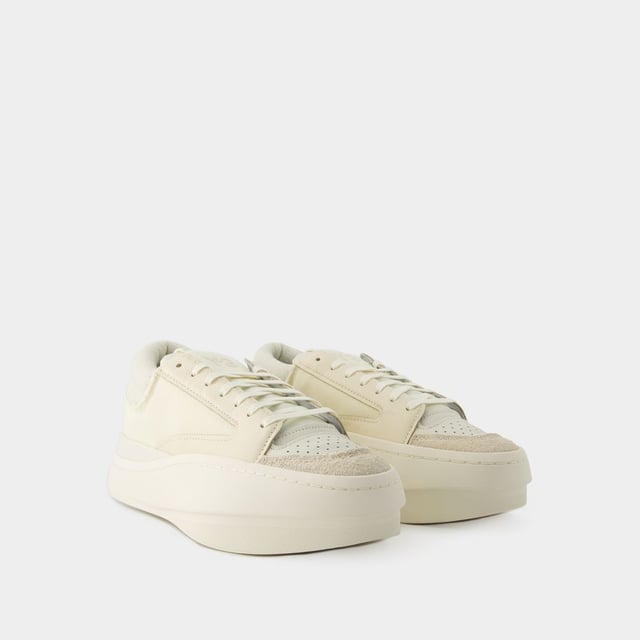 Farben: Beige - Cream White/Off White/Wonder White. Hauptmaterial: Glattes Kalbsleder. Sohlenmaterial: Gummi. Futtermaterial: Baumwolle. Verschluss: Schnürsenkel an der Oberseite. Form der Spitze: rund. Schuhe: größengerecht - Sizing: Europäisch.