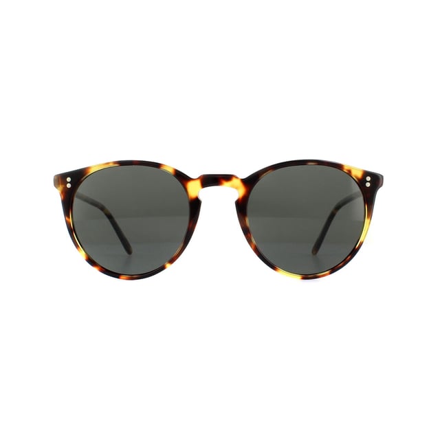 Las gafas de sol Oliver Peoples O'Malley 5183S 1407P2 Vintage DTB Midnight Express Polarizadas se inspiran en la montura clásica utilizada por el antiguo dueño de los LA Dodgers. Esta forma icónica es uno de los diseños más reconocibles de Oliver Peoples, con lentes distintivamente redondos, placas hechas a mano y un puente en forma de llave. Las patillas delgadas llevan el logo de Oliver Peoples en las puntas. Cada par es completamente hecho a mano, lo que resulta en patrones únicos formados para cada montura.