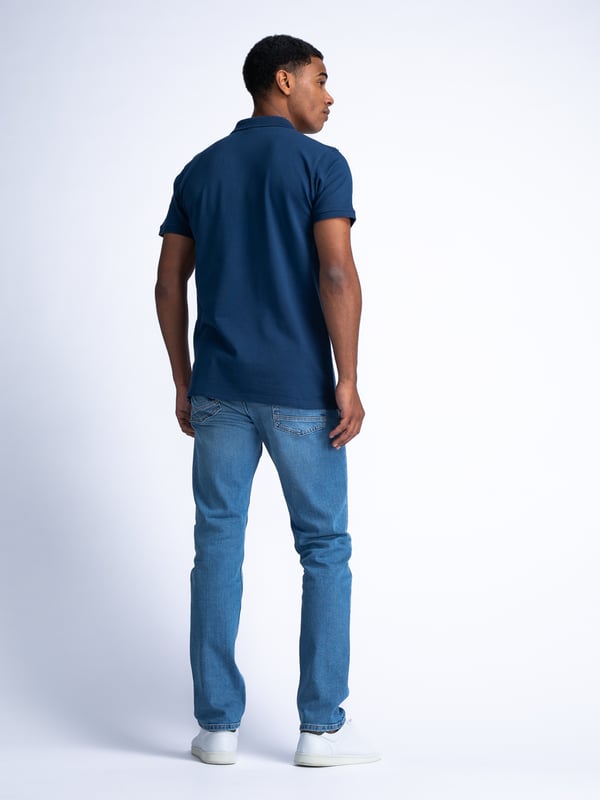Unifarbenes Poloshirt mit offenem Kragen und Knopfleiste. Das Poloshirt ist mit einem im Brustbereich applizierten Petrol-Badge ausgeführt. In verschiedenen Farben erhältlich. Du schwankst zwischen zwei Größen? Nimm die größere Größe! Kurzarm-PoloshirtUnifarbenOffener KragenKnopfverschlussPetrol-Logo95 % Baumwolle, 5 % Elasthan
