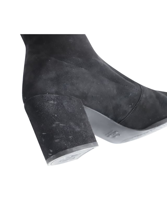 VINTAGE, RRP AS NEW
Elongate your silhouette with this Over-the-Knee Heeled Boots from Stuart Weitzman. The stretchy suede moulds to the shape to fit the legs, and the tie back detail adds a sophisticated touch to the look. Pair this with your favorite mini dress for a stunning outfit.

Stuart Weitzman Over The Knee Heeled Boots in Black Suede
Condition: Very good
Sign of wear: Light wear throughout, scuffs on the surface and heels
Material: Suede
Color: Black
Size: EU39 / UK6 / US8.5
SKU: 266079