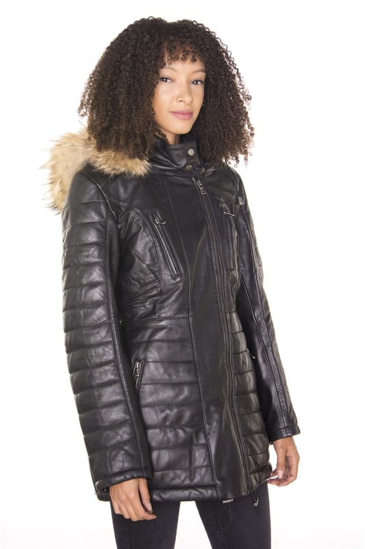 Esta parka de corte ajustado es una gran opción para el clima más frío, con una capucha de piel desmontable que no solo te mantiene abrigado sino que le da un aspecto exuberante a esta prenda. La parte delantera de la chaqueta está equipada con cuatro bolsillos con cremallera que tienen lengüetas para abrirlos fácilmente; también se pueden encontrar detalles acolchados adicionales en las mangas y la cintura de la chaqueta para un diseño lujoso que acentúa la estética suave proporcionada por nuestro acabado de napa premium. Un cuello alto que se puede abrochar con botones a presión redondea esta chaqueta, que la convierte en una excelente incorporación elegante a tu guardarropa de invierno. • 100 % piel de napa ultra suave de primera calidad • Cuenta con capucha de piel desmontable, cuatro bolsillos con cremallera y puños con cremallera • Cuello alto con detalles acolchados en la cintura y las mangas de la chaqueta