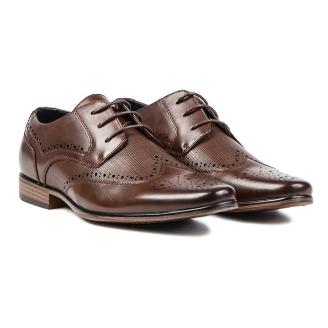 Este elegante Logan li Brogue de Soltrader es un elegante zapato para hombre en color marrón. Los finos detalles brogue y la textura en relieve le dan a este clásico par de cordones un toque de elegancia. mientras que la suela sintética duradera añade tracción y soporte. Estos zapatos brogue son perfectos para cualquier ocasión, formal o informal, te harán lucir realmente bien.