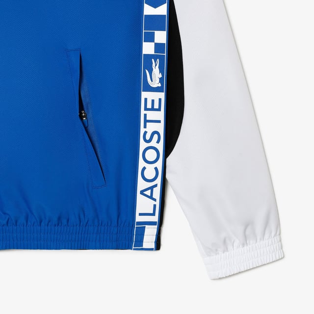 De technische capsule biedt een complete seizoensgarderobe met een sterke designidentiteit op en buiten het veld. Alle iconische stoffen van de capsule voldoen aan de huidige milieueisen met de 100% gerecyclede polyester materialen.- Regular fit: natuurlijk gemak op het lichaam- Ergonomische snit en genaaid voor een atletisch silhouet- Diamond weave taffeta- Eco verantwoorde stof : gerecycled polyester- Groene krokodillentransfer- Nieuwe LACOSTE & Crocodile tape aan de zijkanten. Ref: BH9272JKT.