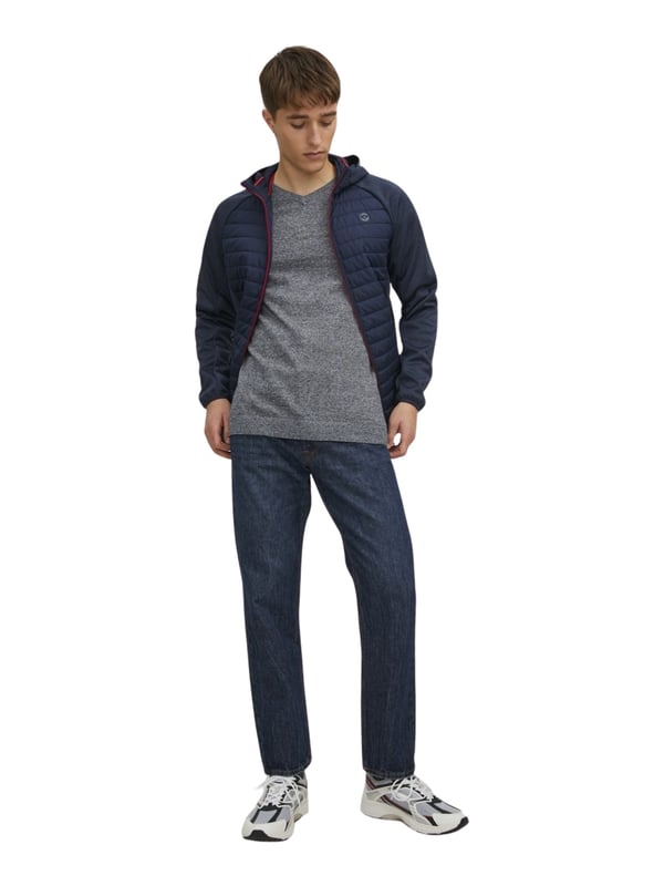 Deze gebreide trui van Jack & Jones is een warme en elegante trui voor de koudere dagen. De trui heeft een V-hals voor een klassieke en stijlvolle look. De trui heeft lange mouwen die warmte en bescherming bieden. De trui heeft geribde boorden en zoom voor een perfecte pasvorm. De trui voelt zacht aan en heeft een rechte zoom, waardoor hij comfortabel draagt. De trui is effen van kleur, waardoor hij er eenvoudig en modern uitziet. De trui is gemaakt van hoogwaardige materialen die duurzaamheid garanderen. Deze gebreide trui is een veelzijdige en gezellige basic voor je garderobe die je met verschillende outfits kunt combineren.