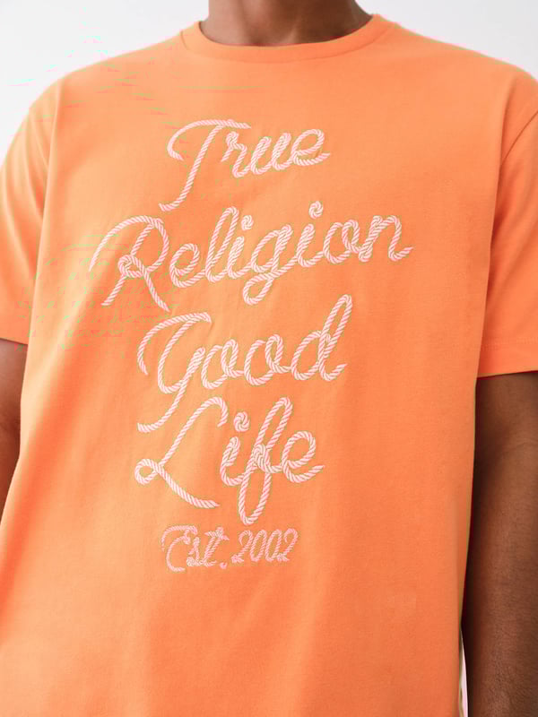Crafted from soft cotton knit, the Embroidered Rope Logo Tee is the perfect T-shirt for the new season. Featuring a crew neck and short sleeves. Finished with a front rope embroidered “True Religion Good Life Est. 2002” text.