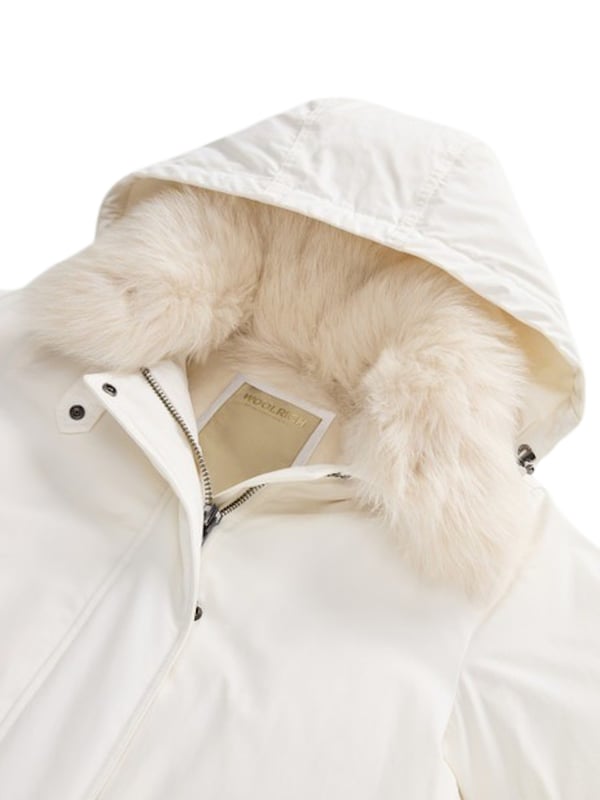 Dieser Damen-Parka vereint stilvolles Design mit funktionalen Details für die kalte Jahreszeit. Die normale Passform und der Taillentunnelzug betonen Ihre Figur und sorgen für eine individuelle Passform. Die abnehmbare Kapuze mit Tunnelzug bietet vielseitigen Schutz vor Wind und Wetter. Ein Zwei-Wege-Reißverschluss mit Windschutzleiste und Druckknopfverschluss garantiert zuverlässigen Schutz vor Kälte. Der Kragen mit abnehmbarem Echtfellbesatz lässt sich dank einer Lasche und Druckknopf zum Stehkragen hochklappen, was zusätzliche Wärme bietet. Praktische Pattentaschen mit Druckknöpfen und Innentaschen mit Logoverschluss bieten ausreichend Platz für Ihre Essentials. Gerippte Innenbündchen und verstellbare Manschetten mit Lasche und Druckknöpfen halten die Kälte effektiv draußen. Das warm gefütterte, wasser- und windbeständige Material sorgt für optimalen Tragekomfort auch bei widrigen Wetterbedingungen. Hergestellt aus hochwertigen Materialien, begleitet dieser Parka Sie stilvoll und komfortabel durch den Winter. Ein unverzichtbares Kleidungsstück, das Funktionalität und Eleganz perfekt verbindet.