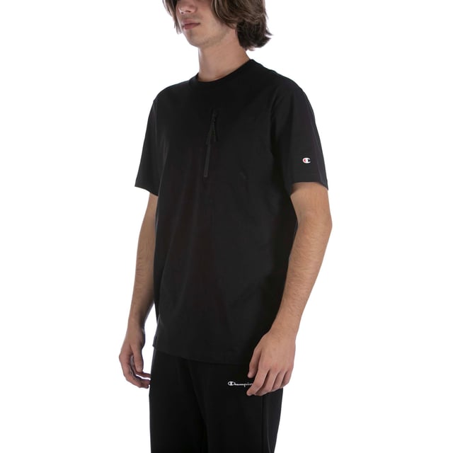 Especificaciones: Camiseta de manga corta con cuello redondo confeccionada en jersey de algodón, bolsillo en el pecho con cierre de cremallera con termocostura Ajuste: Regular El modelo lleva talla: M Altura del modelo: 180 cm