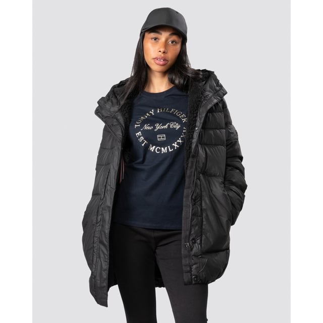 Size/Fit Summary: True to size, Oversized fit. If you want a fitted look, it is recommended to size down. Centre back measurement for Size S is 82.5cm and sleeve length from neck point is 78cm.
Note: This Puffer Jacket has been fully padded for optimum warmth, so it may retain a stiffer shape on some figures.
The Women's Intrepid Puffers offer superior protection from the elements on winter excursions with the addition of an internal carry strap to allow for effortless travel on your shoulders. Crafted from a water-repellent 100% recycled nylon shell and featuring soft padded insulation, this rubberised mid puffer jacket has a stylish oversized cocoon shape and will keep you warm in temperatures as low as -25°C (-13°F).

Certified vegan
Water-resistant
Recycled shell fabric has a light coating for a rubber touch feel
Highly insulated using eco-friendly filling made from recycled plastic bottles
Fleece lined hood for added warmth
Front pockets with a knuckle side liner for added warmth
Centre front Hunter branded zip and webbing drawcords
Bungee drawcords at hood for adjustability
Internal chest pocket with zip closure
Soft ribbed cuffs for comfort and added insulation
Internal carry strap which can be worn on shoulders
Can be worn in temperatures as low as -25°C

Product code: WRO1407RTN