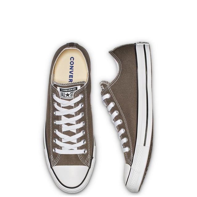 Unisex Converse Chuck Taylor All Star Ox Low Top Sneakers zijn gemaakt van een lichtgewicht en duurzame canvas bovenwerk en zijn afgewerkt met een iconische rubberen neuskap. Een zwart gestreepte rubberen zool maakt het ontwerp van deze sneaker compleet. Deze unisex lage sneakers beschikken ook over mediale oogjes voor verbeterde luchtcirculatie en zijn gedetailleerd met het klassieke 'All Star' logo op de tong en in de hiel.