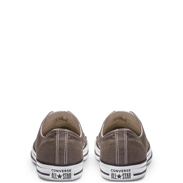 Unisex Converse Chuck Taylor All Star Ox Low Top Sneakers zijn gemaakt van een lichtgewicht en duurzame canvas bovenwerk en zijn afgewerkt met een iconische rubberen neuskap. Een zwart gestreepte rubberen zool maakt het ontwerp van deze sneaker compleet. Deze unisex lage sneakers beschikken ook over mediale oogjes voor verbeterde luchtcirculatie en zijn gedetailleerd met het klassieke 'All Star' logo op de tong en in de hiel.