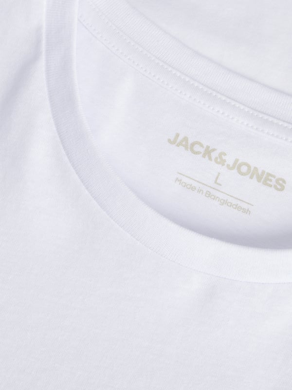 Dit T-shirt is de perfecte mix van eenvoudig ontwerp en opvallende details. De normale pasvorm en klassieke ronde hals met een subtiele geribbelde bies zorgen voor een tijdloze pasvorm die in elke situatie indruk zal maken. De opvallende print op de voorkant geeft het shirt een modern karakter en maakt een stijlvol statement. Dankzij de hoogwaardige materialen is het de hele dag comfortabel om te dragen. Een veelzijdige metgezel die comfort en stijl moeiteloos combineert!