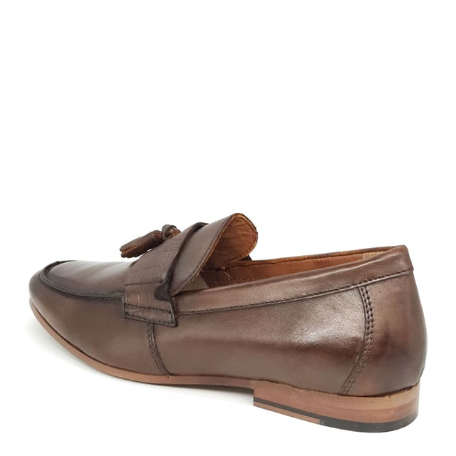 Elevate the everyday with Barking, a timeless loafer in high quality leather, complete with textured trims and tassel detailing for a trend-led touch.
