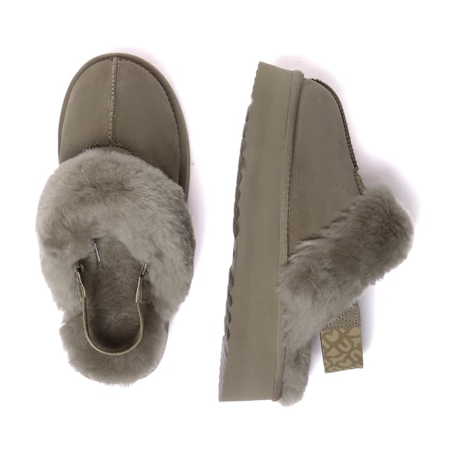With maximum coziness and a bit of lift. Experience the fashion-forward appeal of the Wagtail Slippers. Featuring cow suede upper treated with a water resistant coating. The added feature of a removable strap means the option of wearing them with or without, which is great for that extra flexibility with your outfit pairings.
Specification:
Suede Upper
Warm Sheepskin Wool Lining
Soft Sheepskin Wool Insole
EVA Sole
Technologies:
Water & Stain Resistance Upper
Slip Resistance Outsole