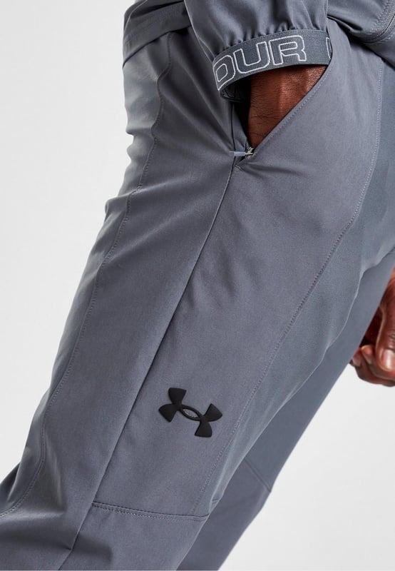 Van de straat naar de training, rep deze heren Vanish Track Pants van Under Armour. - - . Deze trainingsbroek is gemaakt van soepele, duurzame polystof voor langdurig gebruik. - -. Uitgevoerd in zwart en grijs en voorzien van een elastische tailleband en geweven enkelboorden om de pasvorm te verbeteren. - -. Afgewerkt met Under Armour-logo rond de manchetten en een handtekeninglogo op de dij. Machinewasbaar. - -. Ons model is 1.80m en draagt maat medium.