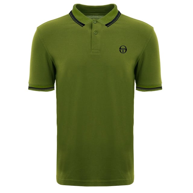Wil je je "fashion edge" laten zien als de temperaturen dalen? Laat dat niet het geval zijn. Kijk dan eens naar deze polo van Sergio Tacchini. Geborduurd merk op de borst met een nauwsluitende ribboord aan de kraag en mouwen, een knoopsluiting met 2 knopen en een rechte splitzoom. Doorgestikt ribmotief op de rug. 100% katoen in een piqué polo met korte mouwen.
Donkergroene bovenkant met een navy logo en ribboord.

Let op: dit is een kleine maat