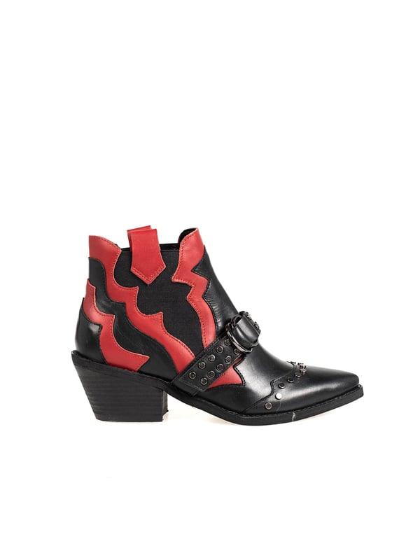 Comfortable slip-on
Side elastic for easy wearing
Pointed toe
Cowboy-style heel
Buckle-fastened front strap
Decorated with rhinestones
Branded sole
Made of high-quality genuine leather
Packaged in a company box